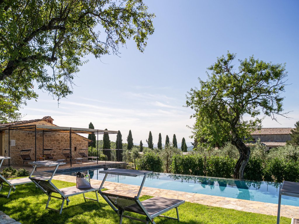 Podere Castello | Elegant Tuscan Farmhouse with vineyard views