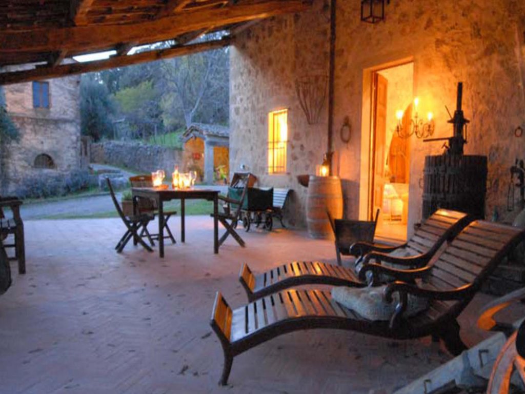 Scuderia | A romantic cottage with a four poster bed
