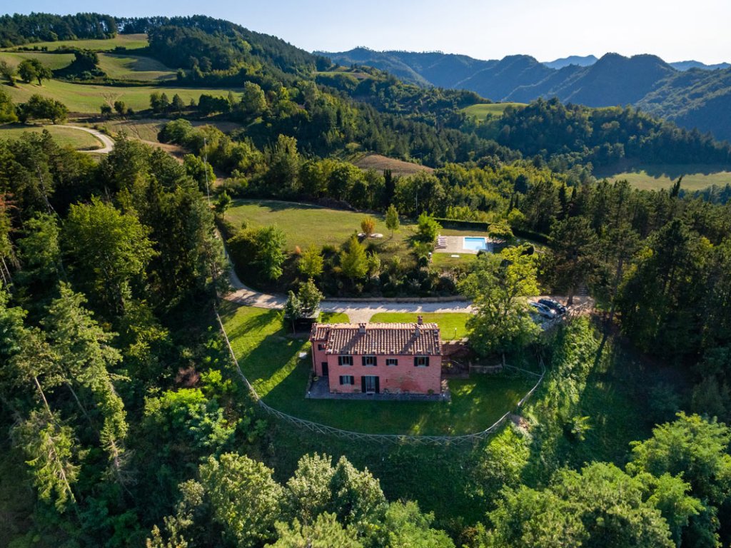 Vallevista | A delightful red villa with views over the Apennines