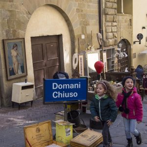 Children enjoying Arezzo market