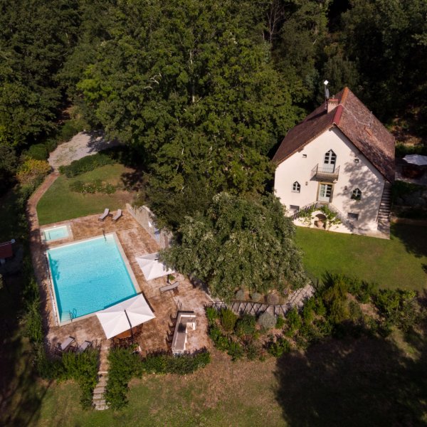 Guardiolo | Unusual Tuscan Folly for 6 with A/C and Pool