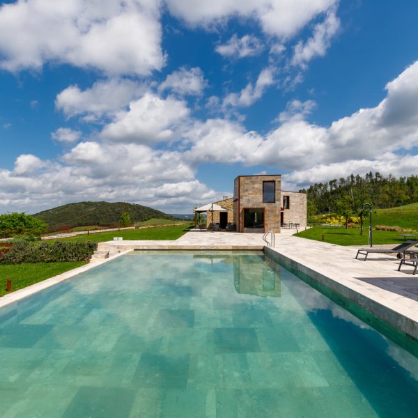 Leoni | A contemporary villa with infinity pool and jacuzzi