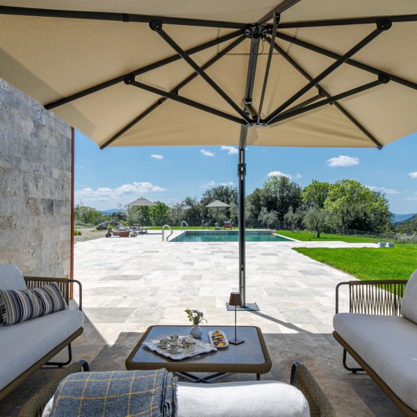 Leoni | A contemporary villa with infinity pool and jacuzzi