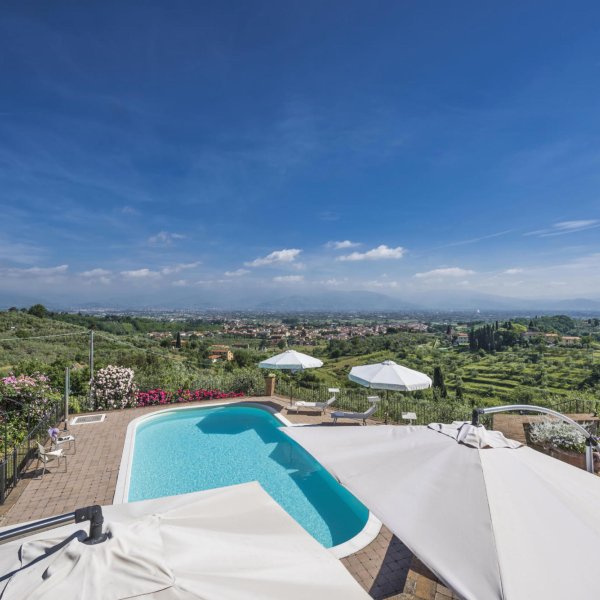 Panfilo | A modern Tuscan villa and pool for 14