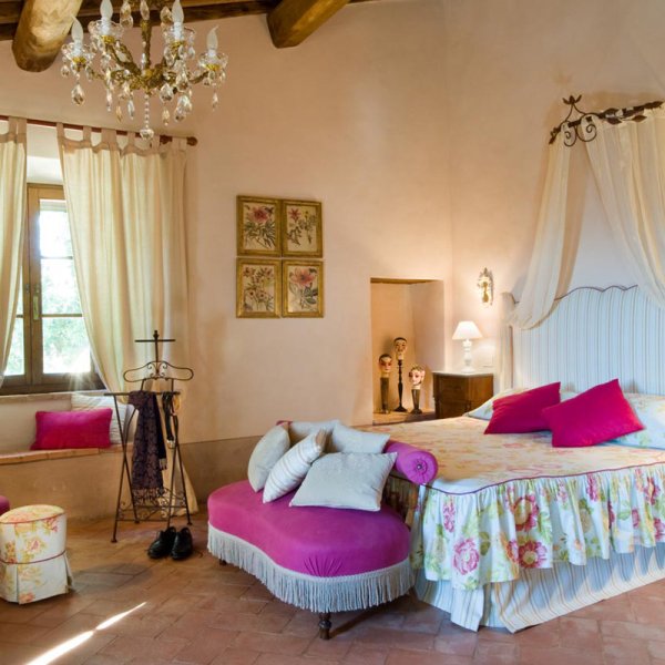 A luxurious 17th C. villa set in private woodlands near Siena