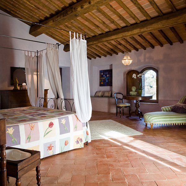A luxurious 17th C. villa set in private woodlands near Siena
