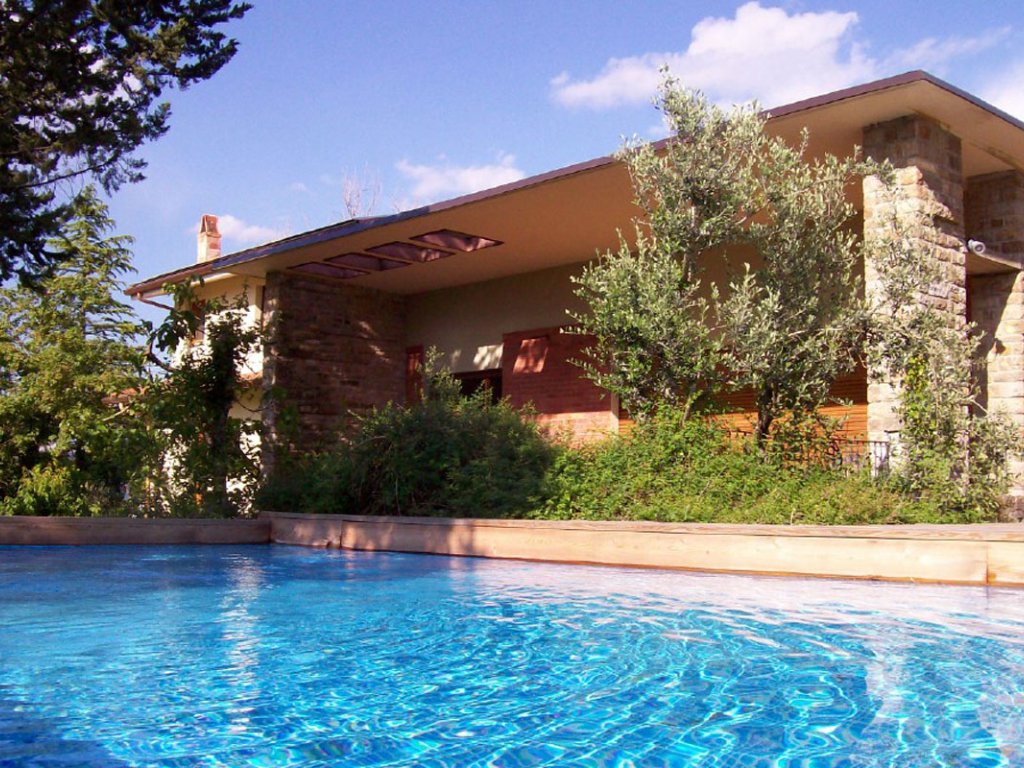 Modernista | Villa for 7 with fenced pool close to a Tuscan village