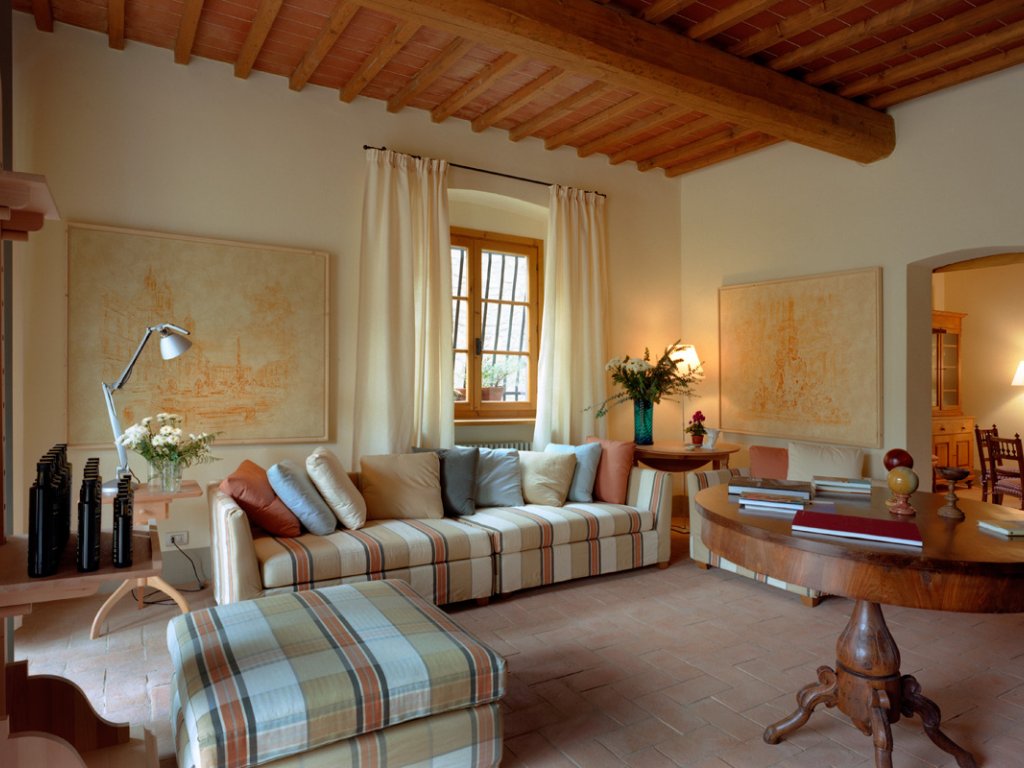 Portico | An elegant villa at the heart of a borgo south of Florence
