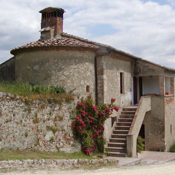 Ropoli Sopra | A Tuscan farmhouse with loggia close to Siena