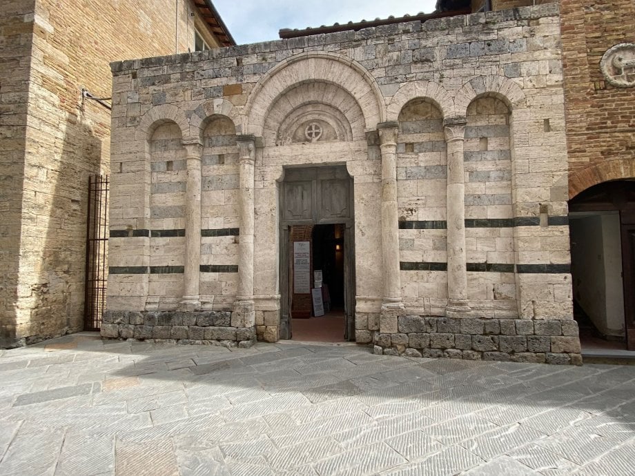 Why and how did people live vertically in San Gimignano?