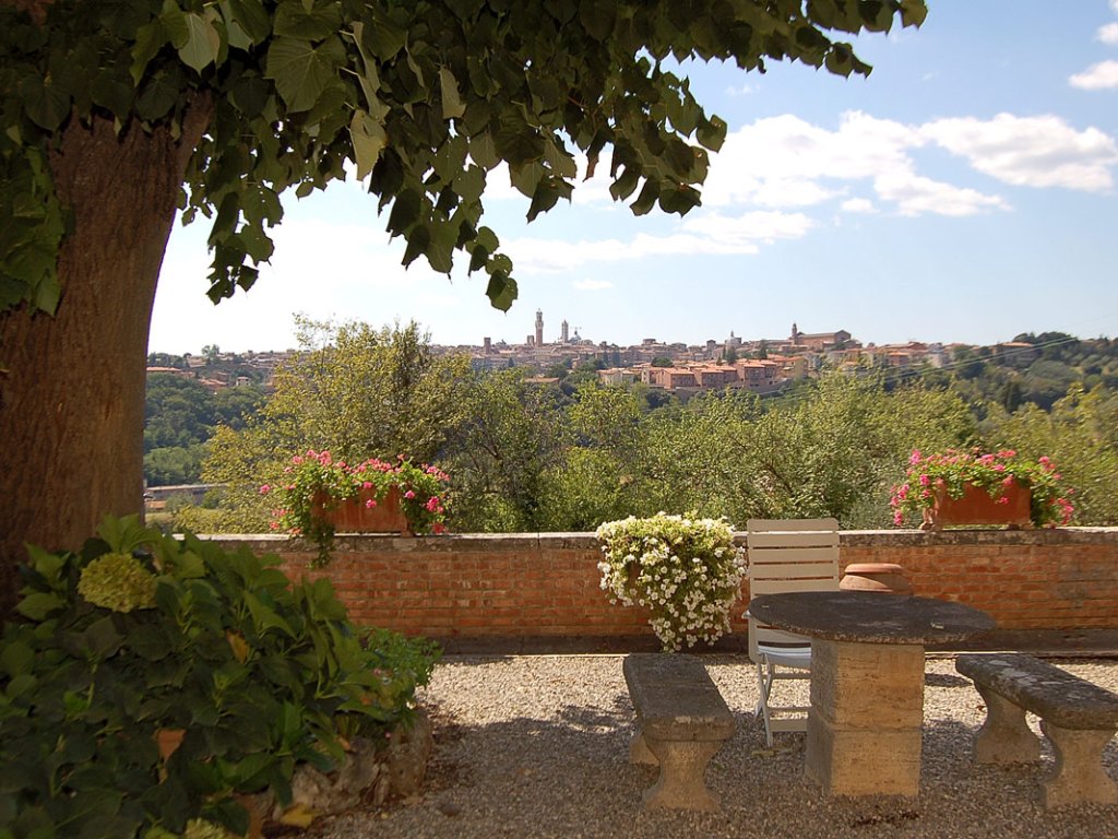 Villa Ascarello | An elegant villa with an enchanting view of Siena