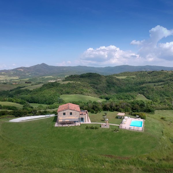 Poggetto | Tuscan villa and pool for 16 near the Coast