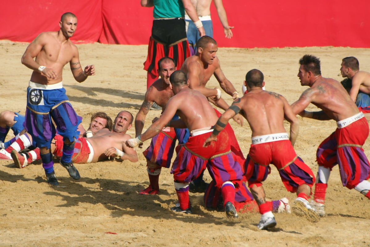 Photo by Lorenzo Noccioli, CC BY-SA 3.0 Creative Commons — Attribution-ShareAlike 3.0 Unported — CC BY-SA 3.0, via Wikimedia Commons Calcio Storico by Lorenzo Noccioli