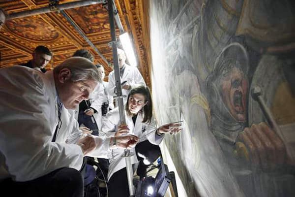 Endoscopic exploration through Vasari's painting leonardo-search