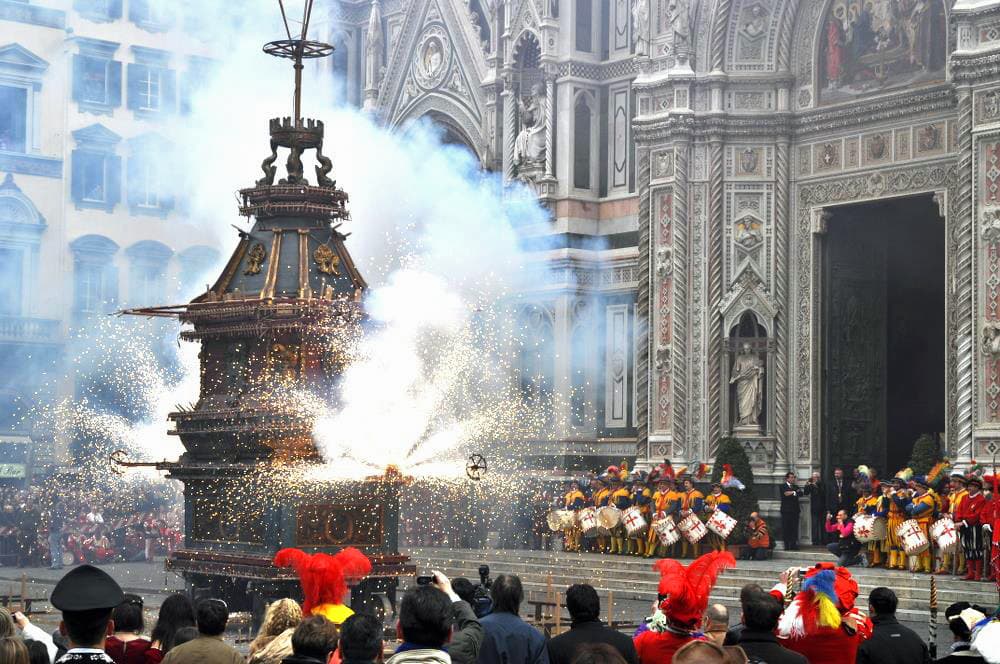 The Carro explodes as the Colombina strikes it La-Colombina-scoppio-del-carro
