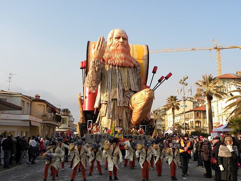 Leonardo da Vinci on one of the carts in Viareggio Leonardo_Da_Vinci_a_Viareggio