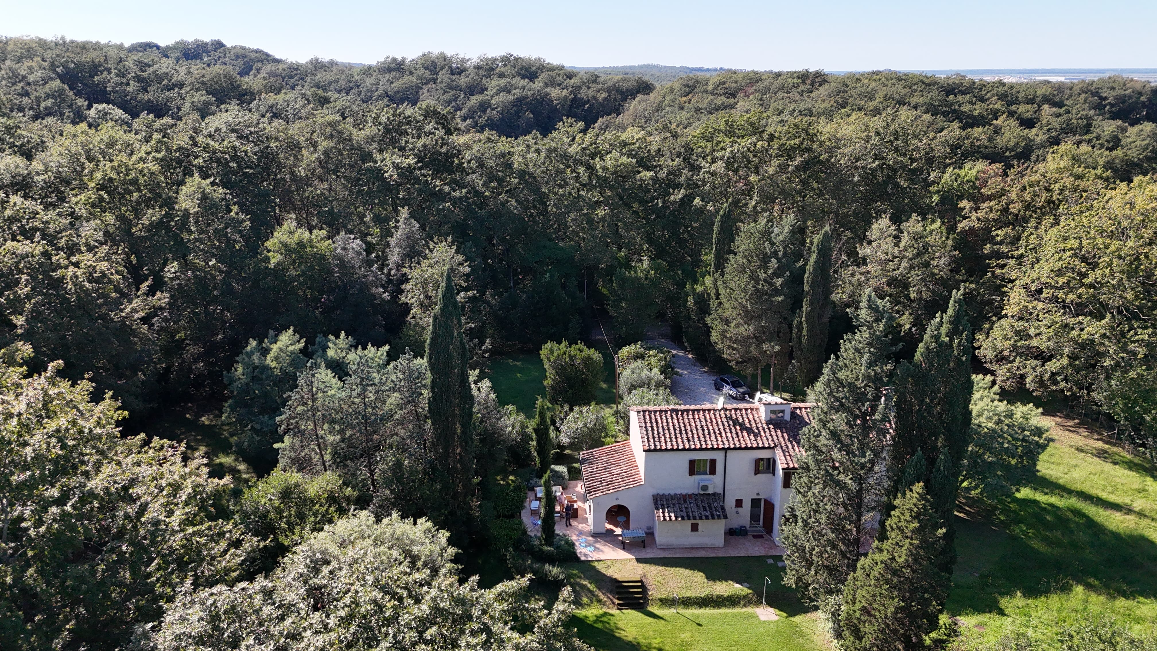 Villa di Mezzo is in a beautiful copse east of Livorno villa-di-mezzo%20-%2022