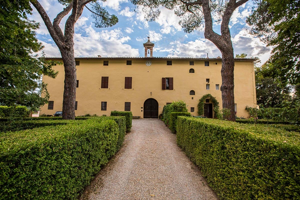 Villa Goga is close to Siena and has its own chapel Goga-driveway