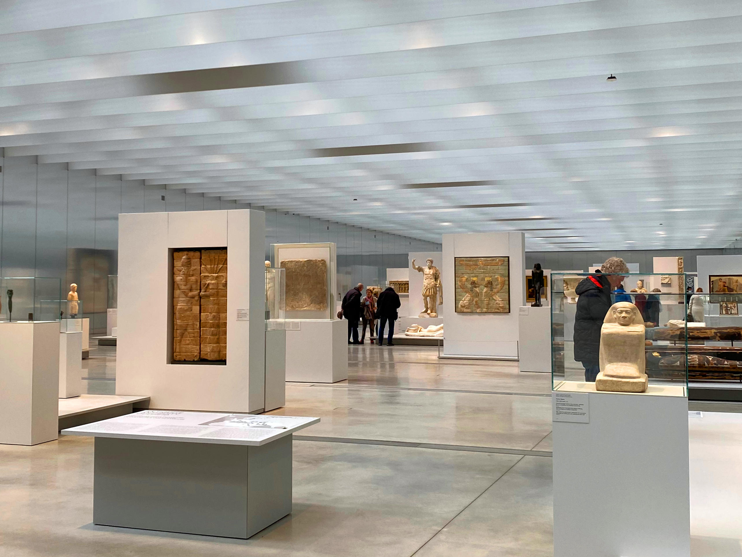 The main hall in the Louvre-Lens lens-louvre